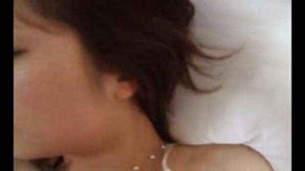 A gata de lingerie de couro Julia Ann enfrenta dois video porno brasileiro os melhores caras com tesão