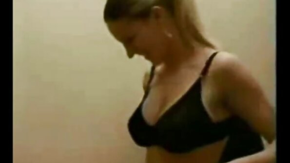Uma loira que gosta os melhores filmes porno brasileiros de sexo está tendo sua buceta molhada lambida