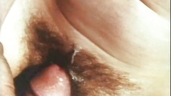 Uma loira está com os melhores filme pornô brasileiro dois homens que estão penetrando em sua boceta apertada
